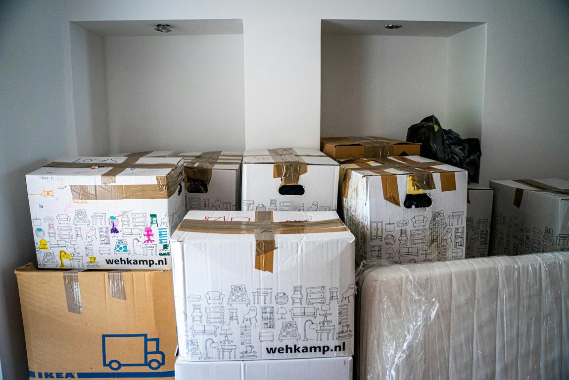 Vaciado de un piso: cajas y enseres embalados listos para retirar